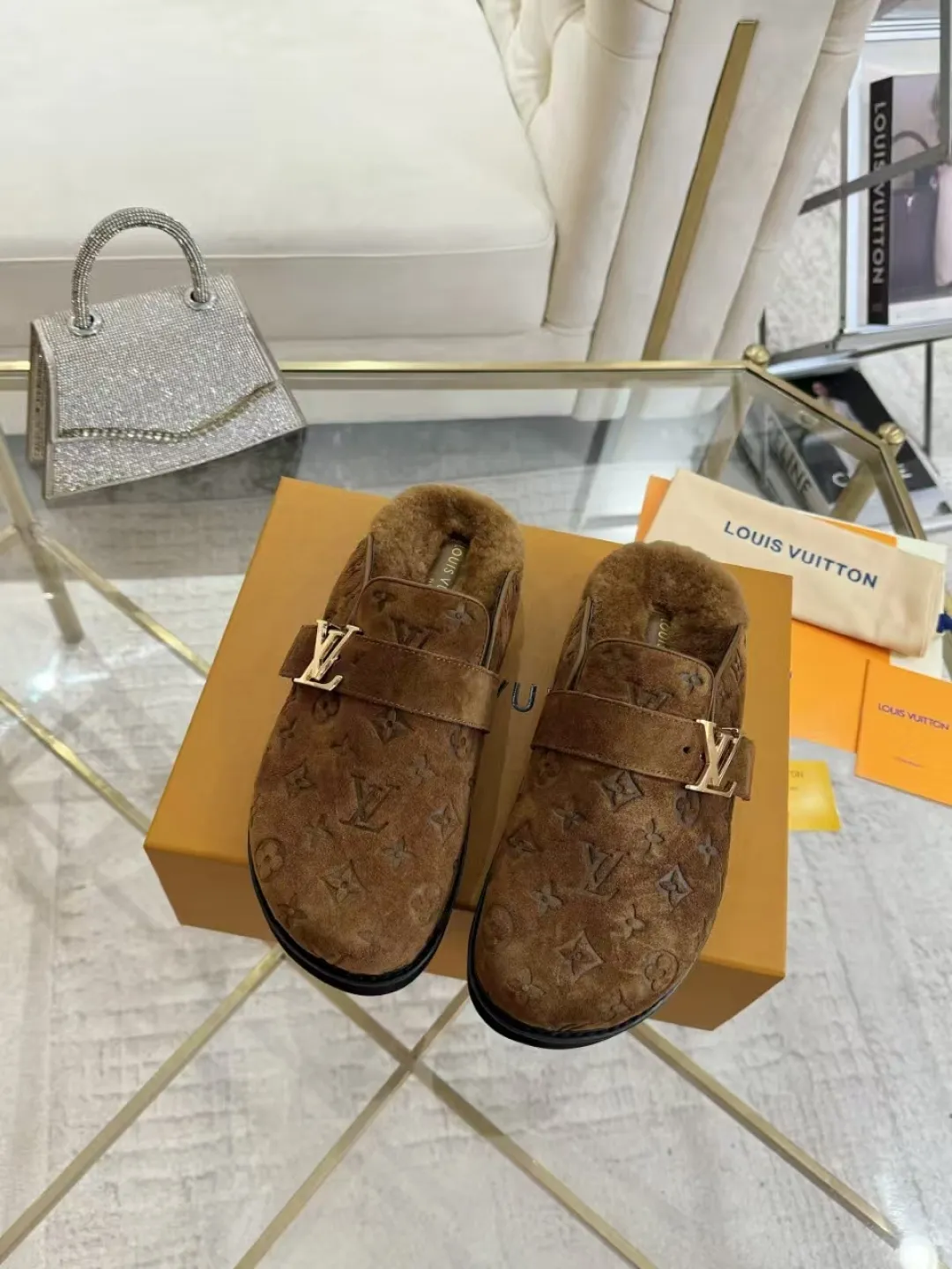 p600✨ LV Couple’s Wool Slippers｜Full of high-end feel, the soles of your feet are luxurious✨ We have achieved the ultimate restoration of the "higher version" of this pair of LV classic toe-toe slippers! 👫💫 🌟 The core advantages are clear at a glance: ✔️ Original jacquard + cowhide fabric, delicate texture, high-end at first glance; ✔️ 280% pure wool lining, wearing barefoot is like stepping on clouds ☁️, soft and skin-friendly and not sweaty; ✔️ Non-slip rubber bottom + three-dimensional toe design, super stable for walking, fashionable and practical!  👀 Must-have attention to detail: Belt buckle + classic LV presbyopic elements, revealing the aura of a big-name brand in a low-key manner ~ Whether it is a couple dating or a trip with besties, both of them are the focus when they go out👟💖 ✨ Easily match the wardrobe: jeans + sweaters, lazy and casual style ✔️ Coat + skirt, refined and elegant ✔️ One pair of shoes can handle a variety of styles, and the sense of luxury is never artificial ~ #LV slippers #couple outfit #High-End Customization #Quality Shoes Recommendation Fabric: Yangjing/classic jacquard fabric Lining: Imported wool lining Sole: Original rubber sole Size: Female 35-41 Male 38-46
